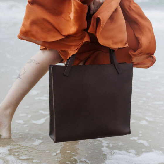 Maroquinerie intemporelle et durable | Sacs en cuir faits main - maroquinerie belge - maroquinerie sur-mesure - sac sur-mesure - sac en cuir sur-mesure - Tote bag intemporel en cuir pour emportez tous vos essentiels au quotidien. Sac à porter sur l'épaule. Fait main, cuir durable, marque belge.